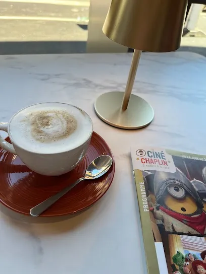 Un café au Café Ciné Club, à côté du programme du Ciné Chaplin